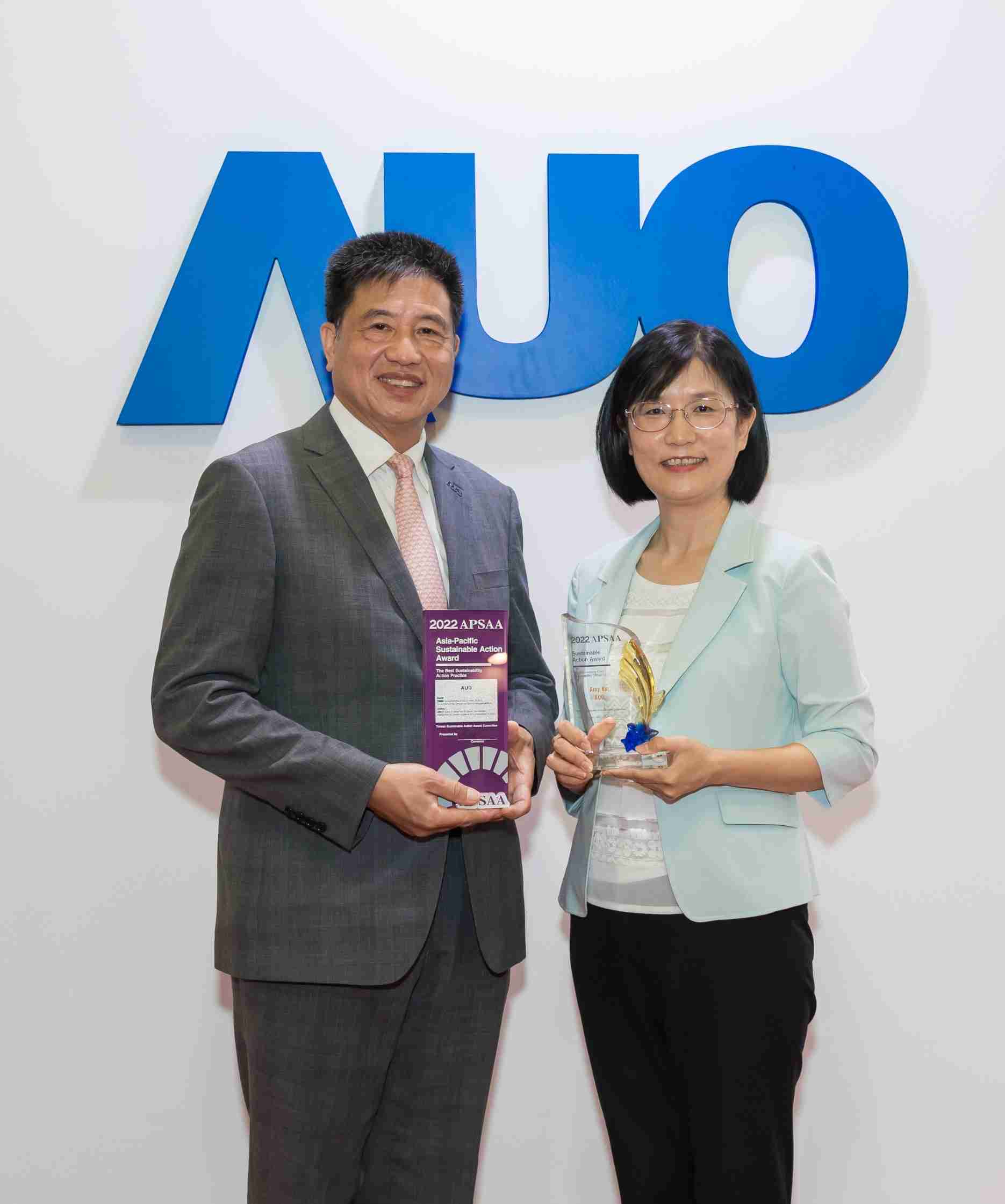 至成国际长期垫筑永续远景的基石，，，，透过ESG暨气候委员会逐步实践永续策略蓝图。。。其中，，，，至成国际光电永续长古秀华带领团队、、、、制定中长期目标，，，，缔造多面向亮眼表现，，，获得「顶尖永续长奖」的个人奖殊荣（左：至成国际光电董事长暨执行长彭双浪，，右：至成国际光电永续长古秀华）