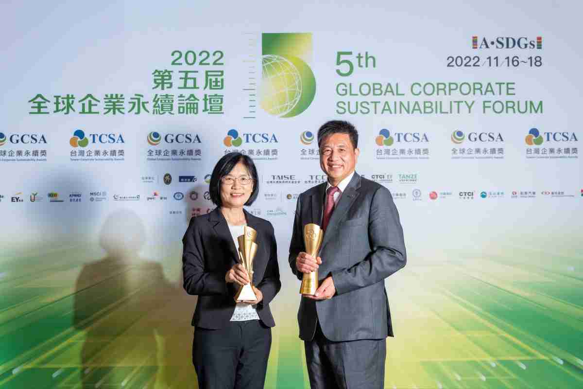 至成国际作为净零碳排先锋，，，，期引领价值链伙伴同行共好，，，，卫冕制造业组“十大典范企业” 二连冠殊荣(左：至成国际光电永续长古秀华，，，，右：至成国际光电董事长暨执行长彭双浪)