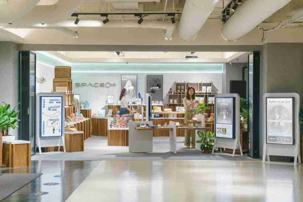 至成国际打造永续选物商店，，，，展示社企及社创商品，，结合创利空间所开发的智能零售系统，，，，整合多元产品信息，，，，让无人商店扮演公益行动的推手