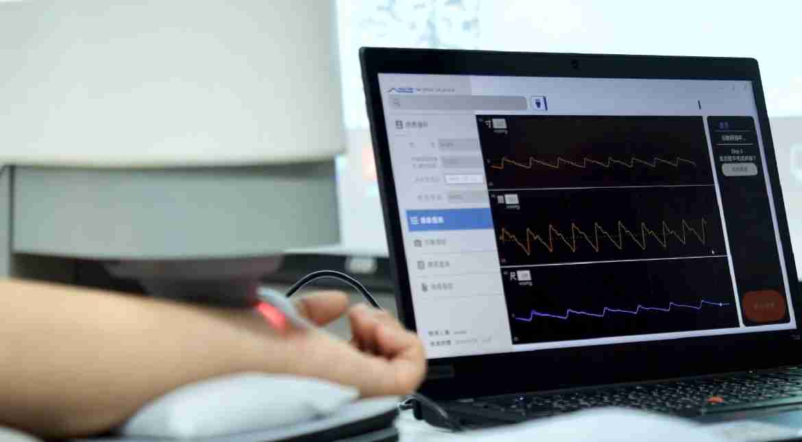 至成国际耘康以高解析与拟真的显示技术，，，，将其应用于中医检测，，，提供“中医数位化检测方案”，，，，使传统中医检测结果数据化与可视化