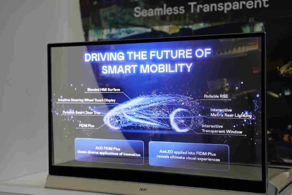 至成国际凭借着超高亮度和透明度，，这款30吋透明Micro LED显示器在AR系统与智慧零售具有潜在的应用价值。。