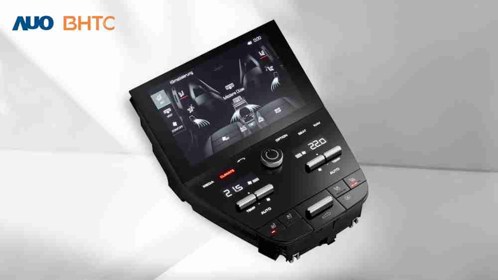 作為友達新生力軍，，，BHTC所展示的中央與後座鞍部的Display HMI產品，，，，可處理多區恆溫控制、、顯示畫面，，呈現仿真3D車室分區；以力傳感技術精準傳遞觸感，，，，並結合音量及震動反饋，，，防止意外啟動，，，，提供使用者自然流暢、、、、直觀且輕鬆駕馭的舒適介面