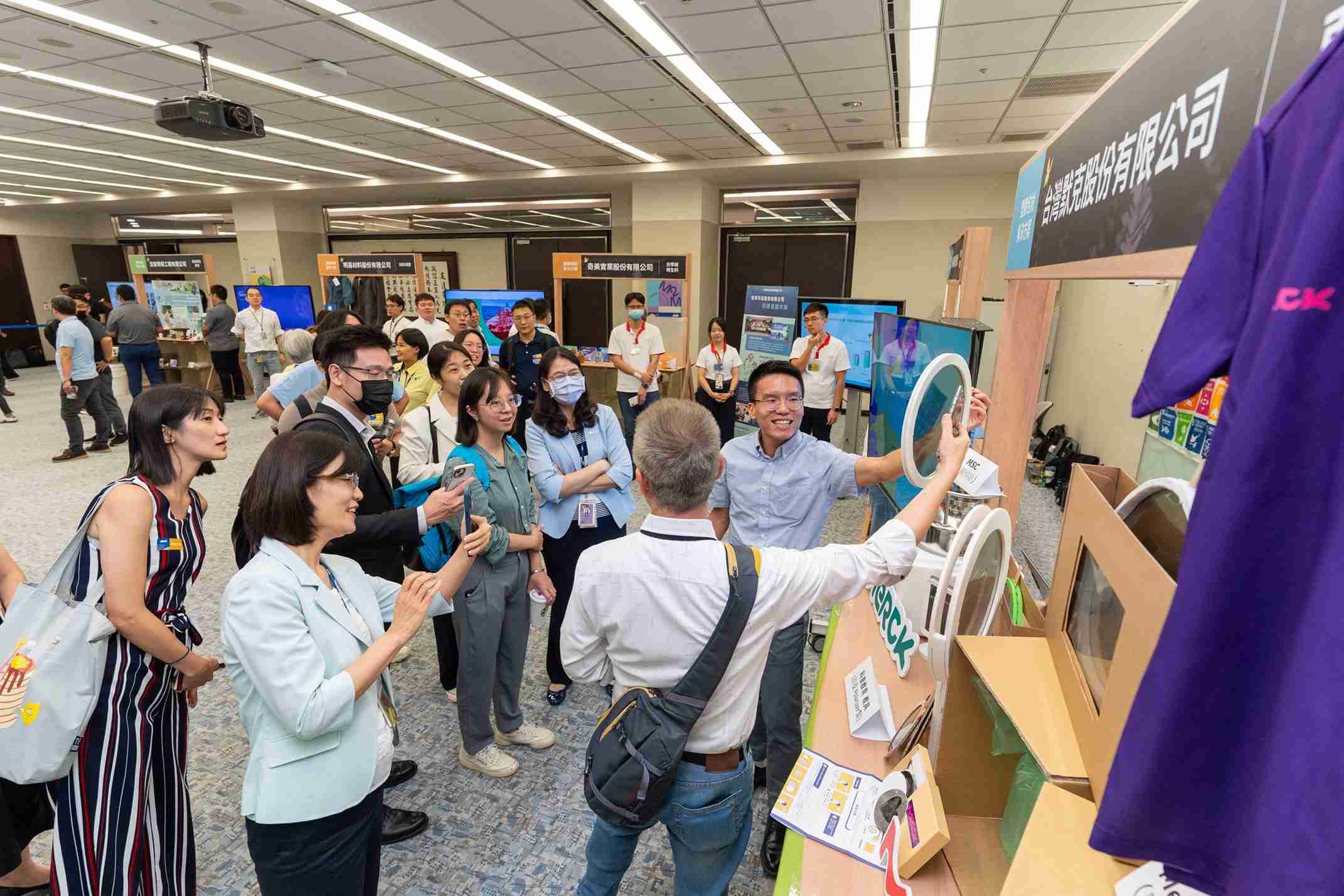 至成国际连手产业伙伴策划首届生态圈联展，，，，展示如何将废塑料循环再利用，，，创新解决方案包括：塑料包材再生与循环使用、、再生塑料研发及应用、、、废塑料回收再生技术、、、、减塑生活提案等