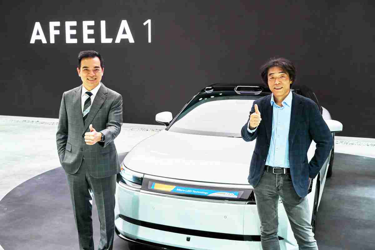 至成国际与Sony Honda Mobility携手合作，，率先全球展示搭载于AFEELA电动车上，，首款应用在车身外部的Micro LED 车头显示解决方案 (Micro LED Media Bar Solutions)。。。。至成国际光电执行长暨总经理柯富仁(左)与Sony Honda Mobility代表取缔役社长兼营运长川西泉(lzumi Kawanishi)(右)在CES 现场展现双方坚定持续创新的承诺，，实现更加人性化与智慧的驾乘体验。。